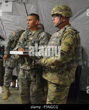 Esercito personale di riserva Sgt. Richard Saenz (sinistra) dell'329contro il supporto del battaglione di supporto (CSSB), con sede in Parsons, Kansas, mutandine Brig. Gen. Vincenzo B. Barker (a destra), il comandante generale della 310th supporto comando (Expeditionary), sulla responsabilità durante l esercizio del guerriero (WAREX) 86-16-03 a Ft. McCoy, Wis., luglio 12, 2016. WAREX è stato progettato per mantenere i soldati tutti attraverso gli Stati Uniti prepararsi alla distribuzione. Foto Stock