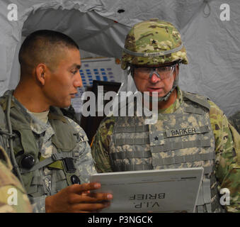 Esercito personale di riserva Sgt. Richard Saenz (sinistra) di 329contro il supporto del battaglione di supporto, con sede in Parsons, Kansas, mutandine Brig. Gen. Vincenzo B. Barker (a destra), il comandante generale della 310th supporto comando (Expeditionary), durante la fase di esercizio del guerriero (WAREX) 86-16-03 a Ft. McCoy, Wis., luglio 12, 2016. WAREX è stato progettato per mantenere i soldati tutti attraverso gli Stati Uniti prepararsi alla distribuzione. Foto Stock