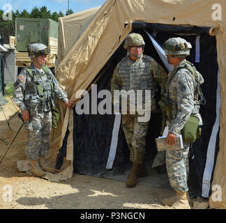 La riserva di esercito di Brig. Gen. Vincenzo B. Barker, comandante generale della 310th supporto comando (Expeditionary), esce il cinquantacinquesimo supporto brigata tactical operations center guerriero durante l'esercizio (WAREX) 86-16-03 a Ft. McCoy, Wis., luglio 12, 2016. WAREX è stato progettato per mantenere i soldati tutti attraverso gli Stati Uniti pronti a distribuire. Foto Stock