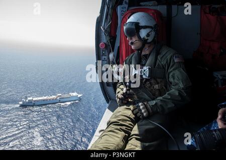 160714-M-TM809-020 in mare (14 luglio 2016) Naval Air Crewman (elicottero) terza classe Sean Magee, assegnato al "blackjack" di elicottero di combattimento del mare (HSC) Squadron 21, è responsabile per la manutenzione degli aeromobili durante le operazioni di volo. Magee è distribuito a bordo della nave ospedale USNS misericordia (T-AH 19) a sostegno del Partenariato Pacifico 2016. La misericordia è in rotta verso la sua terza missione in arresto di Da Nang, Vietnam. All'arrivo, nazioni partner lavoreranno fianco a fianco con militari locali e alle organizzazioni non governative di comportamento salute cooperativa impegni, comunità relazione eventi e oggetto exp Foto Stock