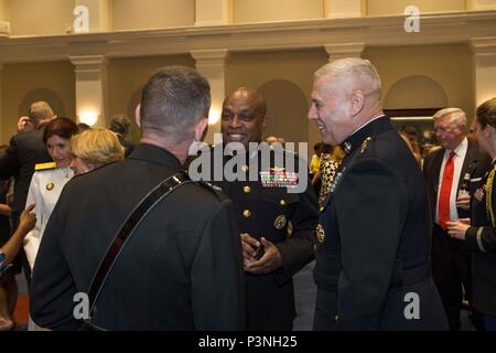 Stati Uniti Marine Corps Lt. Gen. Vincenzo R. Stewart, centro, direttore Defence Intelligence Agency; Lt. Gen. Jon M. Davis, sinistra, vice comandante, aviazione e gen. John M. Paxton Jr., assistente del comandante del Marine Corps, parlare durante un ricevimento prima della sfilata serale a caserma marini Washington, Washington D.C., il 1 luglio 2016. Serata di sfilate sono tenuti come mezzo di onorare gli alti funzionari, illustri cittadini e sostenitori del Marine Corps. (U.S. Marine Corps photo by Lance Cpl. Stephon L. McRae) Foto Stock