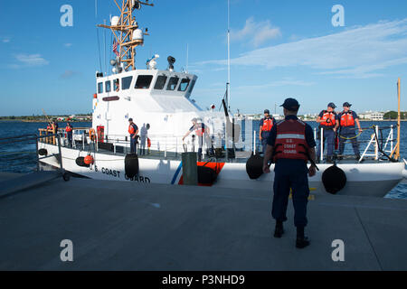 Il suo equipaggio a bordo del guardacoste Alligator preparare per scaricare circa 150 chilogrammi di cocaina del valore di 5 milioni di dollari stimati valore all'ingrosso a Coast Guard Settore San Pietroburgo, Florida, Lunedì 18 Luglio, 2016. La cocaina è stata sequestrata nel corso di due distinti interdictions nel Mar dei Caraibi come parte di Operazione Unified risolvere. (U.S. Coast Guard foto di Sottufficiali di seconda classe Ashley J. Johnson) Foto Stock