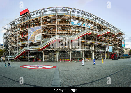 Parigi, Francia - 09 August, 2017: Centro Georges Pompidou. Gli architetti Richard Rogers e Renzo Piano è stato progettato in stile high-tech architettura. Foto Stock