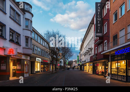 Worm, Germania â€", 05 Aprile 2018: via dello shopping nel centro della città di Worms con persone non identificate, al tramonto. Worm è ben noto come la Nibelunge Foto Stock