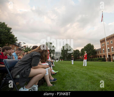 Spettatori guarda come U.S Marines dalla caserma marini Washington eseguire durante una serata Parade presso caserma marini Washington, Washington D.C., il 1 luglio 2016. Serata di sfilate vengono mantenuti come un mezzo di onorare gli alti funzionari, illustri cittadini e sostenitori del Marine Corps. (U.S. Marine Corps foto di Cpl. Christian J. Varney) Foto Stock