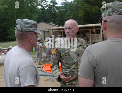 Il Tenente Generale Charles D. Luckey, capo di esercito di riserva e comandante generale, U.S. Esercito comando di riserva, visite Base comuneGuire-Dix Mc-Lakehurst, New Jersey, per un corso di formazione-aggiornamento capacità luglio 14-15. Il comandante generale parla di New Jersey Esercito Nazionale soldati di guardia del 154Quartermaster Company conduzione di purificazione dell'acqua di formazione presso l'U.S. Esercito attività di supporto, Fort Dix area formazione nota come Brindle Lago. Foto Stock