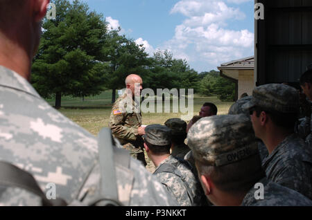 Il Tenente Generale Charles D. Luckey, capo di esercito di riserva e comandante generale, U.S. Esercito comando di riserva, visite Base comuneGuire-Dix Mc-Lakehurst, New Jersey, per un corso di formazione-aggiornamento capacità luglio 14-15. Il comandante generale parla di riserva di esercito di soldati del 154operazioni giuridiche distacco, di coloro che svolgono il servizio militare come avvocati e assistenti con sede in Alexandria, Virginia, sulla gamma 38 dove sono state conducendo la gamma delle qualifiche. Foto Stock