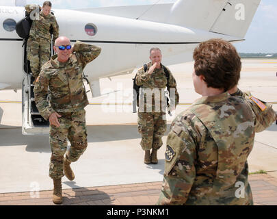 Il Tenente Generale Charles D. Luckey, capo di esercito di riserva e comandante generale, U.S. La riserva di esercito di comando (sinistra), è accolto da magg. Gen. Margaret W. Boor, comandante generale dell'esercito della riserva regionale 99th supportano il comando (a destra), al momento del suo arrivo 14 luglio alla base comuneGuire-Dix Mc-Lakehurst, New Jersey. Come USARC il comandante generale, Luckey conduce una comunità basate su forza di più di 200.000 soldati e civili con un ingombro che comprende 50 membri, cinque territori, e più di trenta paesi. L'Esercito di riserva è una forza critica fornitore di personale addestrato e pronto di unità e soldato Foto Stock