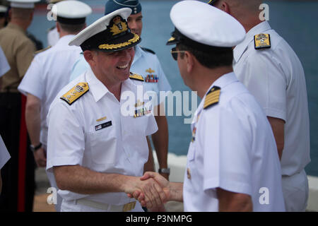 Commodore Mal Wise, OAM, corse, saluta nazione partecipante comandanti in apertura di conferenza multimediale per esercitare il bordo del Pacifico (RIMPAC) 2016 a Pearl Harbor, Hawaii. (Australian Defence Force foto di LCDR Darren Mallett) Foto Stock