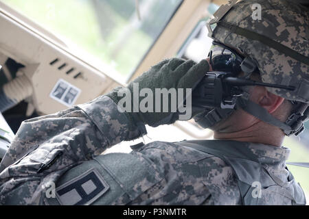 Lt. Col. Daniel Jaquint, comandante del battaglione del 1° Battaglione, 383 reggimento, 181st della brigata di fanteria, contatti di funzionamento in avanti (formazione) base Liberty, Fort McCoy, Wisconsin, prima della data di arrivo vi con Col. Robert Cooley, vice comandante per il supporto 85a comando, luglio 11, 2016. (U.S. Foto dell'esercito dal sig. Anthony L. Taylor/rilasciato) Foto Stock