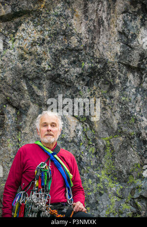 Ritratti di Cebe Wallace, un maschio maturo alpinista a Aasgard Pass, Washington. Foto Stock