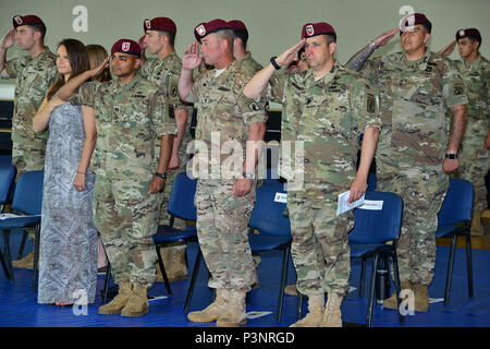 Lt. Col. Benjamin Bennett (a destra), il comandante della brigata 54th Engineer battaglione, 173rd Brigata Aerea, comando Sgt. Il Mag. Travis Crow (centro) e comandante uscente Capt. Ashish Patel (sinistra), per preparare la sede e Sede Società, 54th ingegnere vigili del Battaglione, 173rd Airborne Brigade modifica del comando cerimonia alla Caserma del Din a Vicenza, Italia, Luglio 13, 2016. Il 173rd Airborne brigata basata a Vicenza, Italia, è l'esercito di contingenza Forza di risposta in Europa ed è in grado di proiettare le forze per condurre la piena gamma delle operazioni militari tra Stati Uniti e Foto Stock