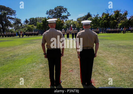 Il Brigadiere Generale James W. Bierman (sinistra), in uscita comandante generale dei Marine Corps reclutare deposito a San Diego e occidentale Regione di reclutamento al fianco di Brig. Gen. William M. Viaggio, incoming comandante generale di MCRD San Diego/WRR durante il loro cambiamento di comando cerimonia al MCRD San Diego, 15 luglio. La cerimonia è stata che rappresenta il trasferimento del comando da Briga. Gen. Bierman fino a Briga. Gen. Viaggio. Foto Stock