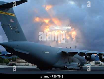 Una C-17 Globmaster III, dal 535th Airlift squadron, siede sul filightline su base comune Pearle Harbor-Hickam, Luglio 8, 2016. Il C-17 è stato utilizzato per sostenere il venticinquesimo aria supportano operazioni squadrone durante il cerchio del Pacifico 2016. Venti-sei nazioni, 49 navi, sei sommergibili, circa 200 aerei, e 25.000 personale partecipano a bordo della Pacific 2016 Dal 29 Giugno al 4 agosto in e intorno alle Isole Hawaii e la California del Sud. Il più grande del mondo marittimo internazionale esercitazione RIMPAC offre una singolare opportunità di formazione promuovendo e sostenendo la cooperativa relativi Foto Stock