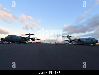 Due C-17 Globmaster III, dal 535th Airlift squadron, sedersi sul filightline su base comune Pearle Harbor-Hickam, Luglio 8, 2016. Il Globmasters erano utilizzate per supportare il venticinquesimo aria supportano operazioni squadrone durante il cerchio del Pacifico 2016. Venti-sei nazioni, 49 navi, sei sommergibili, circa 200 aerei, e 25.000 personale partecipano a bordo della Pacific 2016 Dal 29 Giugno al 4 agosto in e intorno alle Isole Hawaii e la California del Sud. Il più grande del mondo marittimo internazionale esercitazione RIMPAC offre una singolare opportunità di formazione promuovendo e sostenendo cooperati Foto Stock