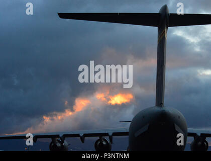 Una C-17 Globmaster III, dal 535th Airlift squadron, siede sul filightline su base comune Pearle Harbor-Hickam, Luglio 8, 2016. Il C-17 è stato utilizzato per sostenere il venticinquesimo aria supportano operazioni squadrone durante il cerchio del Pacifico 2016. Venti-sei nazioni, 49 navi, sei sommergibili, circa 200 aerei, e 25.000 personale partecipano a bordo della Pacific 2016 Dal 29 Giugno al 4 agosto in e intorno alle Isole Hawaii e la California del Sud. Il più grande del mondo marittimo internazionale esercitazione RIMPAC offre una singolare opportunità di formazione promuovendo e sostenendo la cooperativa relativi Foto Stock