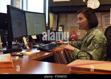 Un aviatore assegnato alla forza 341 Squadrone di supporto personale militare sezione gestisce un organo di servizio il record personale Luglio 20, 2016 a Malmstrom Air Force Base, Mont. La FSS 341 MPS ha ricevuto una 2015 A1 Award presso la Air Force livello per andare al di sopra e al di là di Air Force standard. (U.S. Air Force foto/Amn Collin Schmidt) Foto Stock