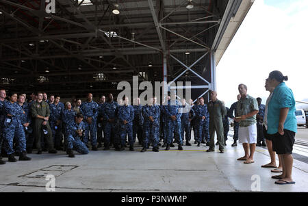 160720-N-SU468-062 Marine Corps base HAWAII (20 luglio 2016) i membri del servizio da parte degli Stati Uniti Navy e la Royal New Zealand Air Force No. 5 Air Squadron soddisfare con David McMahon, suo padre Rick e Sydnie Uemoto al Marine Corps base Hawaii durante il cerchio del Pacifico 2016. David e Sydnie sono stati coinvolti in un piccolo incidente aereo a nove miglia al largo della costa della isola di Kona, Hawaii Luglio 15, e sono stati liberati da un Coast Guard MH-65 Delfino elicottero equipaggio a seguito di una ampia ricerca congiunta da parte degli Stati Uniti Navy, Royal New Zealand Air Force, U.S. Air Force e Guardia Costiera equipaggi dopo una 20 ore di ricerca. Venti-s Foto Stock