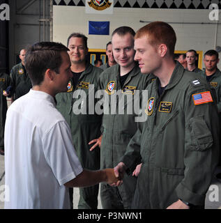 160720-N-SU468-0106 Marine Corps base HAWAII (Luglio 20, 2016) David McMahon si incontra con i membri del servizio da parte degli Stati Uniti Navy e la Royal New Zealand Air Force No. 5 squadrone di aria al Marine Corps base Hawaii durante il cerchio del Pacifico 2016. David e il suo amico Sydnie Uemoto sono stati coinvolti in un piccolo incidente aereo a nove miglia al largo della costa della isola di Kona, Hawaii Luglio 15, e sono stati liberati da un Coast Guard MH-65 Delfino elicottero equipaggio a seguito di una ampia ricerca congiunta da parte degli Stati Uniti Navy, Royal New Zealand Air Force, U.S. Air Force e Guardia Costiera equipaggi dopo una 20 ore di ricerca. Venti-sei nazioni, più Foto Stock