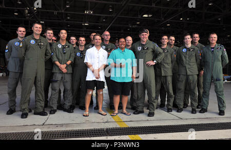 160720-N-SU468-119 Marine Corps base HAWAII (Luglio 20, 2016) David McMahon e Sydnie Uemoto posano per una foto di gruppo con i membri del servizio dal Royal New Zealand Air Force No. 5 squadrone di aria al Marine Corps base Hawaii durante il cerchio del Pacifico 2016. David e Sydnie sono stati coinvolti in un piccolo incidente aereo a nove miglia al largo della costa della isola di Kona, Hawaii Luglio 15, e sono stati liberati da un Coast Guard MH-65 Delfino elicottero equipaggio a seguito di una ampia ricerca congiunta da parte degli Stati Uniti Navy, Royal New Zealand Air Force, U.S. Air Force e Guardia Costiera equipaggi dopo una 20 ore di ricerca. Venti-sei nazioni, più t Foto Stock