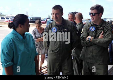 160720-N-SU468-163 Marine Corps base HAWAII (Luglio 20, 2016) Sydnie Uemoto soddisfa con organi di servizio dal Royal New Zealand Air Force No. 5 squadrone di aria al Marine Corps base Hawaii durante il cerchio del Pacifico 2016. Sydnie e il suo amico David McMahon sono stati coinvolti in un piccolo incidente aereo a nove miglia al largo della costa della isola di Kona, Hawaii Luglio 15, e sono stati liberati da un Coast Guard MH-65 Delfino elicottero equipaggio a seguito di una ampia ricerca congiunta da parte degli Stati Uniti Navy, Royal New Zealand Air Force, U.S. Air Force e Guardia Costiera equipaggi dopo una 20 ore di ricerca. Venti-sei nazioni, più di 40 navi e Foto Stock