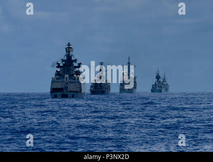 160718-N-KR702-155 OCEANO PACIFICO (18 luglio 2016) - La HMAS Ballarat (FFH 155), USS Mobile Bay (CG 53), CNS Cochrane (FF 05) INS Satpura (F48), HMCS Calgary (FFH 335) e USS Shoup (DDG 35) vapore in formazione in preparazione per un live fire esercizio durante il cerchio del Pacifico 2016. Venti-sei nazioni, più di 40 navi e sottomarini, più di 200 aerei e 25.000 personale partecipano RIMPAC dal 30 giugno al 4 agosto, in e intorno alle Isole Hawaii e la California del Sud. Il più grande del mondo marittimo internazionale esercitazione RIMPAC offre una singolare opportunità di formazione che egli Foto Stock