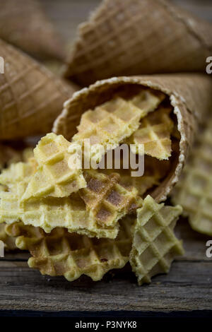 Waffle closeup,texture waffle,pezzi waffle su uno sfondo di legno Foto Stock