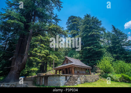 Antico tempio indù-Himalaya Nord, valle di Kullu, Himachal Pradesh, India. Foto Stock