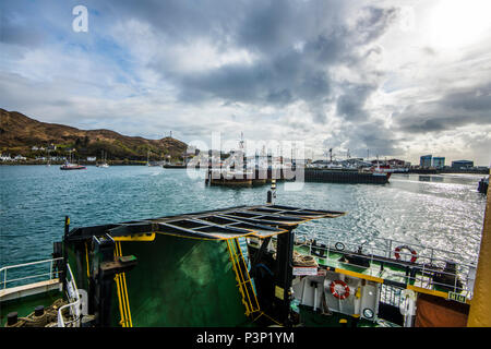 L'Isola di Skye car ferry Docks nel porto di Mallaig sulla terraferma scozzese dopo il suo attraversamento da Armadale. Foto Stock