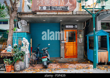 Tainan, Taiwan - 9 Maggio 2018 : Fuzhong Street è famosa strada per lo shopping Foto Stock