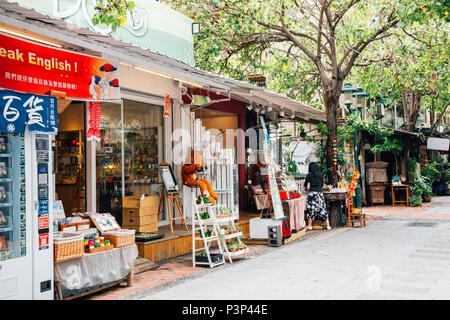 Tainan, Taiwan - 9 Maggio 2018 : Fuzhong Street è famosa strada per lo shopping Foto Stock