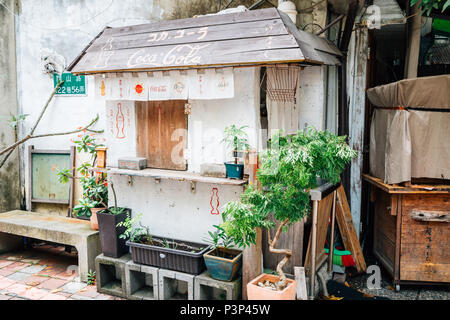 Tainan, Taiwan - 9 Maggio 2018 : Fuzhong Street è famosa strada per lo shopping Foto Stock