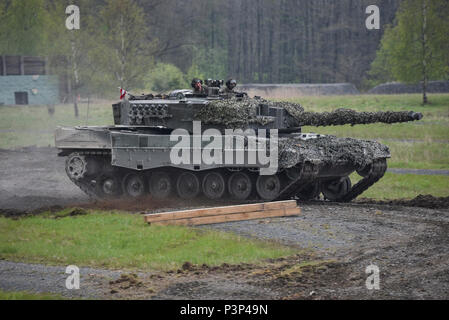 Un austriaco Leopard 2A4 serbatoio, appartenenti al plotone Bundesheer, manovre attraverso gli ostacoli e il terreno come parte della precisione di guida lane, durante l'Europa forte sfida del serbatoio (SETC), al settimo Esercito di formazione il comando Grafenwoehr Area Formazione, Grafenwoehr, Germania, 8 maggio 2017. Il SETC è co-ospitato da U.S. Europa dell'esercito e dell'esercito tedesco, può 7-12, 2017. Il concorso è destinato a sporgere una presenza dinamica, favorire il partenariato militare, promuovere l interoperabilità, e fornisce un ambiente per la condivisione di tattiche, le tecniche e le procedure, Plotoni da sei NATO e paesi partner Foto Stock