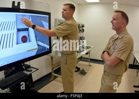 PENSACOLA, Fla. -- Chief Aviazione Equipaggiamento di supporto tecnico (AW) Andrew Czarnecki dimostra la Multi-Purpose riconfigurabile sistemi di formazione (MRTS) 3D Mobile Centrale Elettrica (MEPP) simulatore per Master Chief Sottufficiali della Marina Steven S. Giordano il 8 Maggio nella Naval Air Technical Training Center (NATTC) come laboratorio a bordo Naval Air Station Pensacola. Il simulatore MRTS training è una formazione virtuale sistema progettato per fornire adesione iniziale aviation personale di manutenzione virtual teoria di operazioni e attività di manutenzione la familiarizzazione. Foto Stock