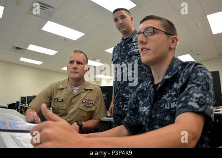 PENSACOLA, Fla. -- Master Chief Sottufficiali della Marina Steven S. Giordano osserva un blocco di aviazione da elettricista, Mate 'un' istruzione scolastica con istruttore AE1 Giuseppe Moss e studente Airman apprendista Adam Huckeby a Naval Air Technical Training Center il 8 Maggio a bordo Naval Air Station Pensacola, Florida. Giordano ha girato NATTC spazi durante una due giorni di familiarizzazione tour di Pensacola NAS aree. Foto Stock