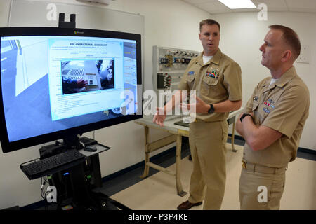 PENSACOLA, Fla. -- Chief Aviazione Equipaggiamento di supporto tecnico (AW) Andrew Czarnecki dimostra la Multi-Purpose riconfigurabile sistemi di formazione (MRTS) 3D Mobile Centrale Elettrica (MEPP) simulatore per Master Chief Sottufficiali della Marina Steven S. Giordano il 8 Maggio nella Naval Air Technical Training Center (NATTC) come laboratorio a bordo Naval Air Station Pensacola. Il simulatore MRTS training è una formazione virtuale sistema progettato per fornire adesione iniziale aviation personale di manutenzione virtual teoria di operazioni e attività di manutenzione la familiarizzazione. Foto Stock