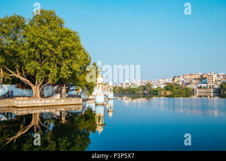 Lago Pichola e vecchi edifici in Udaipur, India Foto Stock