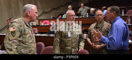 John Newman (estrema destra), Esercito Ambasciatore di riserva per lo stato di Illinois, parla con (da sinistra a destra) Il Mag. Gen. Les Carroll, Comandante generale del teatro 377 Supporto comando, il Mag. Gen. Michael R. Smith Vice Capo di esercito di riserva e il Mag. Gen. Patrick Reinert, 88th RSC comandante generale, durante la 88Supporto regionale il comando dell'esercito di ambasciatore di riserva Workshop sulla Fort McCoy, luglio 15. Foto Stock