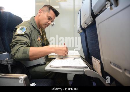 Tech. Sgt. Chris Thomas, antenna settantesimo Refuelling Squadron tecnico di volo, esamina la lista di controllo di FE 11 luglio 2016 prima di uscire e Travis Air Force Base in una KC-10 Extender e battenti a RAF Fairford, Inghilterra. Lo scopo del viaggio è quello di fare rifornimento di carburante F-35un fulmine II getto combattenti che sono rientrato negli Stati Uniti dopo la partecipazione nel più grande del mondo air show. (U.S. Air Force foto da Staff Sgt. Madelyn marrone) Foto Stock