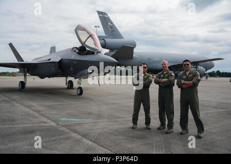 La ingegneri di volo dal settantunesimo Air Refuelling Squadron, Master Sgt. Noel Amigleo, Tech. Sgt. Wesley Sly e Tech. Sgt. Chris Thomas, pongono di fronte al loro KC-10 Extender e uno del F-35un fulmine di IIs che dovrebbe presto essere scortato dalla petroliera Luglio 13, 2016. Un equipaggio del settantesimo ARS membri defunti Travis Air Force Base in California, luglio 11, 2016 in rotta per Royal Air Force Base di Fairford nel Gloucestershire, Inghilterra. Lo scopo del viaggio è quello di fare rifornimento di carburante F-35un fulmine II getto combattenti che sono rientrato negli Stati Uniti dopo la partecipazione nel più grande del mondo air show. (U.S. Air Force Foto Stock