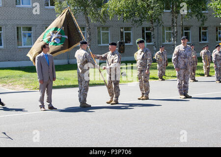 Soldati lettoni passare il flag di unità a un cambiamento lettone del comando cerimonia al Camp Adazi, Lettonia, 19 luglio 2016. Partecipano alla cerimonia sono soldati del 3° Battaglione, sessantanovesima Armor reggimento che sono in formazione con i loro alleati del Baltico a sostegno del funzionamento Atlantic risolvere, un led DEGLI STATI UNITI sforzo in Europa orientale per dimostrare impegno degli Stati Uniti per la sicurezza collettiva della NATO e la dedizione di una pace durevole e la stabilità nella regione. Foto Stock