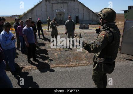 Un soldato tedesco da 1/7 Gruppo di decontaminazione Deutschland, mutandine scienziati sul processo di decontaminazione durante il Dragon Fire esercizio, Umatilla, Ore., 6 maggio 2017. Dragon Fire è un esercizio di bilaterali tra la 48th chimici, biologici, radiologici e nucleari (CBRN) Brigata e il tedesco Bundswehr difesa CBRN comando. Esso serve anche come culmine evento di formazione e di esercizio di convalida per la ventiduesima Battlion CBRN. Foto Stock