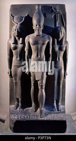 Triade di Menkaura (2539-2511 a.C.) (Menkaura con due egiziani, dee Hathor e ?). Iv dinastia. Stele di Gizeh. Il Cairo, Museo Egizio. Posizione: MUSEO EGIZIO, KAIRO, Egitto. Foto Stock