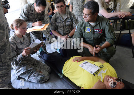 Il Mag. Asif Anwar, un chirurgo di volo la 128Medical Group, Wisconsin Air National Guard, Milwaukee, Wisc., valuta la simulazione di una paziente con Expeditionary Assistenza Medica (EMEDS) dai membri dei team di Airman 1. Classe Kim Wilson, del 184Medical Group, Kansas Air National Guard, estrema sinistra e il cap. Melody Yung, della 108th gruppo medico, New Jersey Air National Guard, secondo da sinistra, alla Guardia Nazionale esercizio PATRIOT Nord 2016 al campo Volk Air National Guard Base, Wisc., 19 luglio 2016. PATRIOT è un esercizio annuale tenutasi a Volk Campo per testare la Guardia Nazionale capabilitie dell Foto Stock