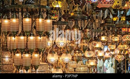 ISTANBUL, Turchia - 25 maggio : luci per la vendita nel Grand Bazaar a Istanbul Turchia il 25 maggio 2018 Foto Stock