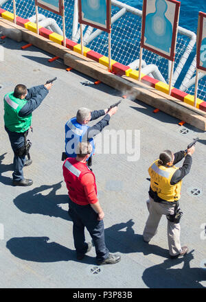 OCEAN (8 maggio 2017) velisti assegnati per il Wasp-classe assalto anfibio nave USS Essex (LHD 2) riprendere la M9 pistola di servizio a bordo del velivolo ascensore durante una qualifica di armi. L'Essex è conduzione di esperimenti in mare al largo della costa della California del Sud. Foto Stock