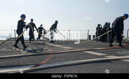 HAIFA, Israele (7 maggio 2017) marinai shift linee di ormeggio a bordo del Arleigh Burke-class guidato-missile destroyer USS Ross (DDG 71) mentre la nave arriva a Haifa in Israele, per una porta programmata visita il 7 maggio 2017. Ross, distribuita a Rota, Spagna, sta conducendo operazioni navali negli Stati Uniti Sesta flotta area di operazioni a sostegno degli Stati Uniti per gli interessi di sicurezza nazionali in Europa e in Africa. Foto Stock