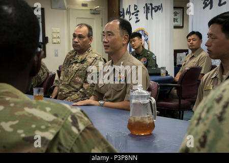 Sud Marina Coreana Capt. Kim Kyung-Ryul, Comandante della Repubblica di Corea nave Choi-Young DDH-981, serve piatti tradizionali tè al Combined Joint Task Force-Horn dell Africa i membri che si sono uniti a membri di Camp Lemonnier, Gibuti, in una visita di ROKS Choi Young DDH-981, 8 maggio 2017. La nave è un Chungmugong Yi Sun-sin-class destroyer nel sud marina Coreana. Foto Stock