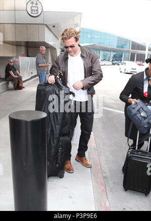 James Van Der Beek arriva in aeroporto con la moglie Kimberly Brook con: James Van Der Beek dove: Los Angeles, California, Stati Uniti quando: 19 maggio 2018 Credit: WENN.com Foto Stock