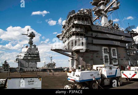 (8 maggio 2017) La portaerei USS Dwight D. Eisenhower CVN (69), il pre-commissioning unità portaerei Gerald Ford (CVN 78) e USS George Washington (CVN 73) sit pierside alla stazione navale di Norfolk. Foto Stock